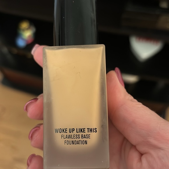 IL Makiage “Woke Up Like This” base foundation - Picture 3 of 3